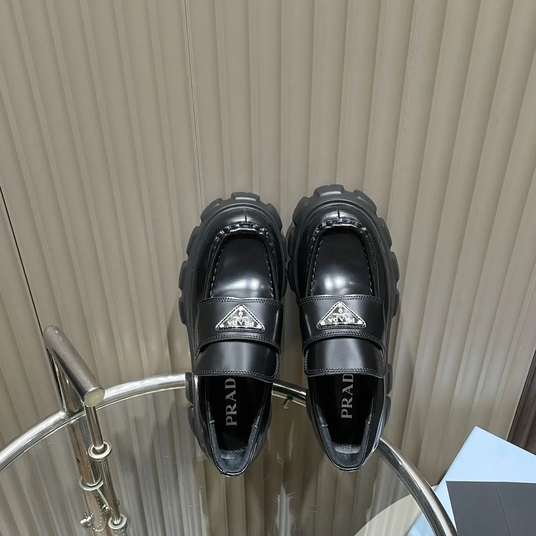 👟👟Ex-factory price 480👟👟 Women's shoes Women's clothing Women's shoes factory PRADA Prada 2021 classic catwalk new products Metal triangle logo style will never go out of style! 🔥 Full of futuristic sense, high-end and elegant appearance, quite stunning on the feet. Thick soles greatly improve the wearability. The new series is easier to wear than the previous ones and has a high-end fashion sense! The original metal buckle and imported patent leather open-edge beaded cowhide can only be controlled by the most perfect craftsmanship! Upper: imported open edge beads/patent leather cowhide. Lining: Imported sheepskin. Feet: imported sheepskin. Original molded outsole, perfect last, please look for high-end quality Color: black open edge beads/white open edge beads Size: 35-40 Full set of packaging: certificate, card, pure cotton bag